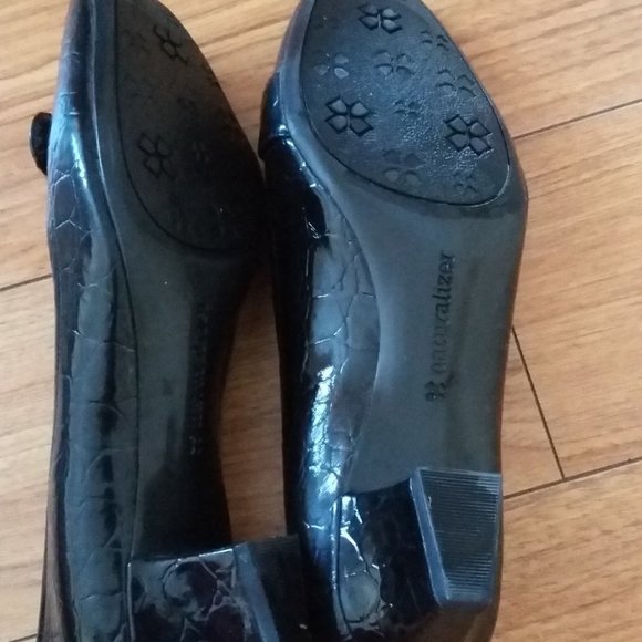 ⭐️HOST Pick⭐️ | Classic Women's Black Pump Size 7.5 W - Picture 4 of 5